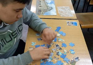 uczeń Vadym układa kolejne puzzle